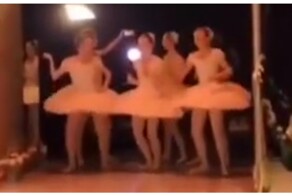 Балерины веселятся за кулисами