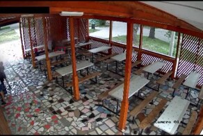 Одна из посетительниц кафе украла телефон у 13-летней девочки, пока та делала заказ