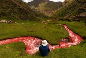 Причудливая река в Перу, которая каждую зиму становится "кровавой"