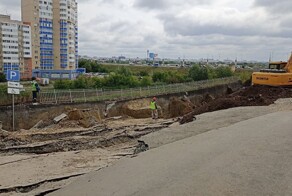 В Омске рядом с новостройкой обвалился грунт