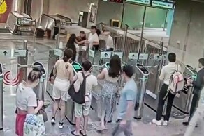 Безбилетник напал на пассажира из-за того, что тот не позволил ему пройти через турникет