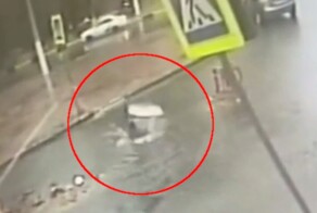 В Брянске девушка с головой провалилась в залитую водой яму