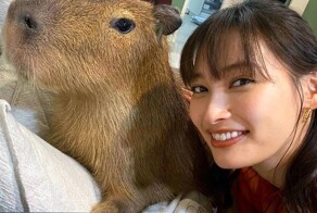 Кафешка мечты: в Токио открылось заведение, где повсюду бегают капибары, которых можно трогать