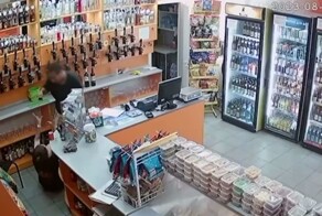 Мужчина напал на продавца алкомаркета и похитил 7 тысяч рублей из кассы
