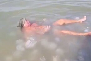 Москвич искупался в киселе из медуз в Азовском море