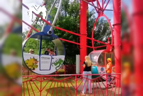 В красноярском парке аттракционов почти на час зависло колесо обозрения