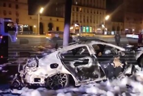 На Кутузовском проспекте в Москве BMW врезалась в столб и загорелась