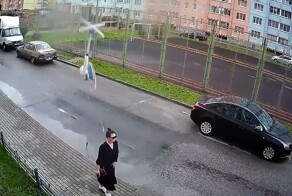 В Воронеже сброшенный с шестого этажа вентилятор чуть не убил девушку