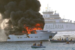 Яхта эксцентричного игрока в покер сгорела в Средиземном море