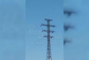 В Азове двое парней прыгнули с парашютом с вышки высоковольтных проводов