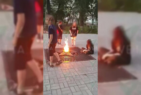 Дети решили пожарить маршмеллоу на Вечном огне