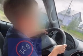 Без ДТП. "Вот так вот гоняем по деревне". Женщина дала 8-летнему мальчику порулить