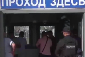 В Питере полиция провела рейд и доставила в военкомат больше сотни мигрантов