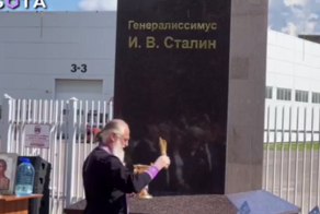 РПЦ проверит священника, который освятил памятник Сталину
