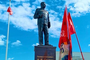 «У миллионов людей сегодня востребована фигура Сталина»: коммунисты заступились за священника, освятившего памятник вождю народов