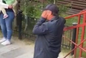 Жители Салехарда довели дворника до слёз, поздравив его всем двором с днём рождения