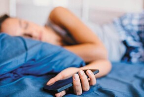 В Apple сообщили о риске спать с iPhone