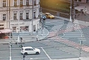 Курьер на электровелосипеде снёс пенсионерку на пешеходном переходе в центре Москвы