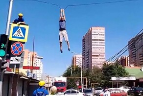 В Краснодаре мужчина поссорился с мамой и залез на электрический кабель — так он хотел привлечь ее внимание