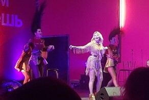 Ладу Дэнс вынесли на руках: певица впервые появилась на сцене после жуткой аварии