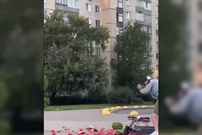 Парню не удалось довезти арбузы до пункта назначения