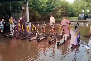 «Хоть какая-то польза от самокатов»: коротко об обстановке в затопленной Москве
