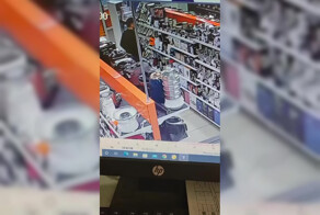 Мужчина измазал своими фекалиями полки и товар магазина DNS