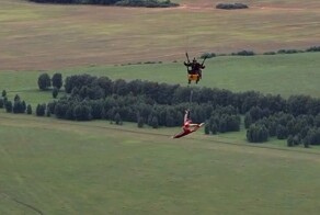 Гимнастка сделала шпагат без страховки на высоте 700 метров под Новосибирском