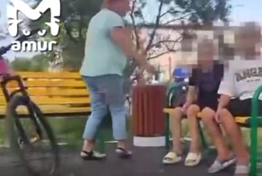 Разъярённая женщина обматерила четвероклассника и силой заставила его поднять бутылку с земли