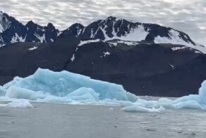 Айсберг раскололся и перевернулся на глазах у туристов