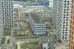 Пятиэтажку в Одинцово, где живёт всего один человек, обнесли сеткой
