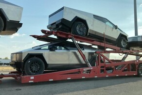 В США заметили автовоз с электромобилями Tesla Cybertruck