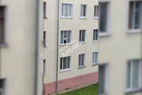«Господи, зайди обратно»: в Казани заметили мальчика, который играл на карнизе окна
