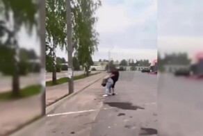 В Смоленской области неадекватный мужчина избил двух девушек увесистой палкой
