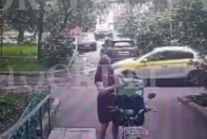 "Подумала, что никто не увидит": женщина совершила кражу портмоне с документами и личными вещами курьера