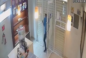 В Мексике сообразительная продавщица заперла вора в магазине