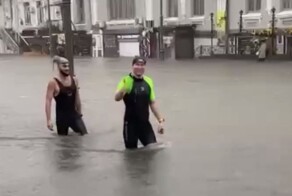 Улицы Владивостока снова под водой — некоторые жители передвигаются по городу в купальных костюмах