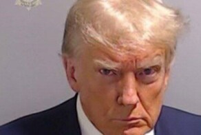 Дональд Трамп добровольно сдался властям и стал главной звездой интернета