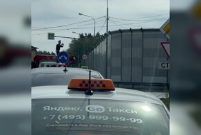В Москве инспектор снимал ДТП, стоя на кабине движущегося грузовика