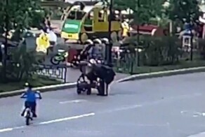 Ребёнок на велосипеде засмотрелся и не заметил впереди даму с коляской и влетел в неё