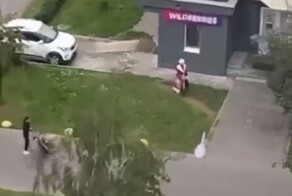 Мужчина ходит в костюме Дед Мороза и пристает к детям