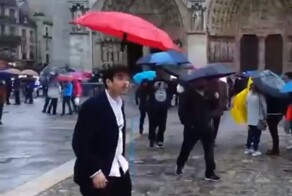 Парень создал зонт, который самостоятельно парит над головой и его не нужно держать в руках