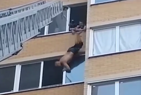 В Чите полуголый мужчина сорвался с балкона на 11-м этаже, но зацепился за карниз и выжил