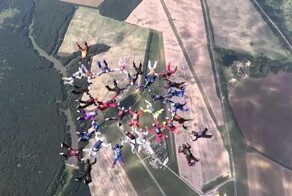 Команда парашютистов установила рекорд России по групповой акробатике в небе