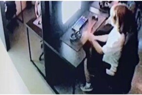 Девушка психанула и разбила монитор в компьютерном клубе