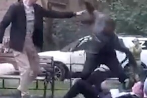 "Это мой сын, понял?": межрасовая драка отцов на детской площадке в Москве попала на видео