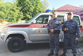 "Подожди, Зай, не рожай!": в Ленобласти беременная женщина едва не родила в машине Росгвардии