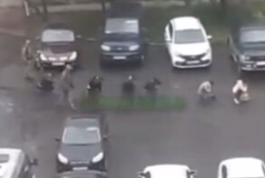В Сети опубликовали видео, на котором задержанные мигранты идут гусиным шагом
