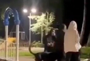 Кадры из Котельников - мусульманке в хиджабе устроила драку на детской площадке