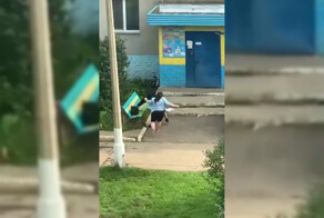 Дикая семейная разборка произошла у подъезда в Лесосибирске